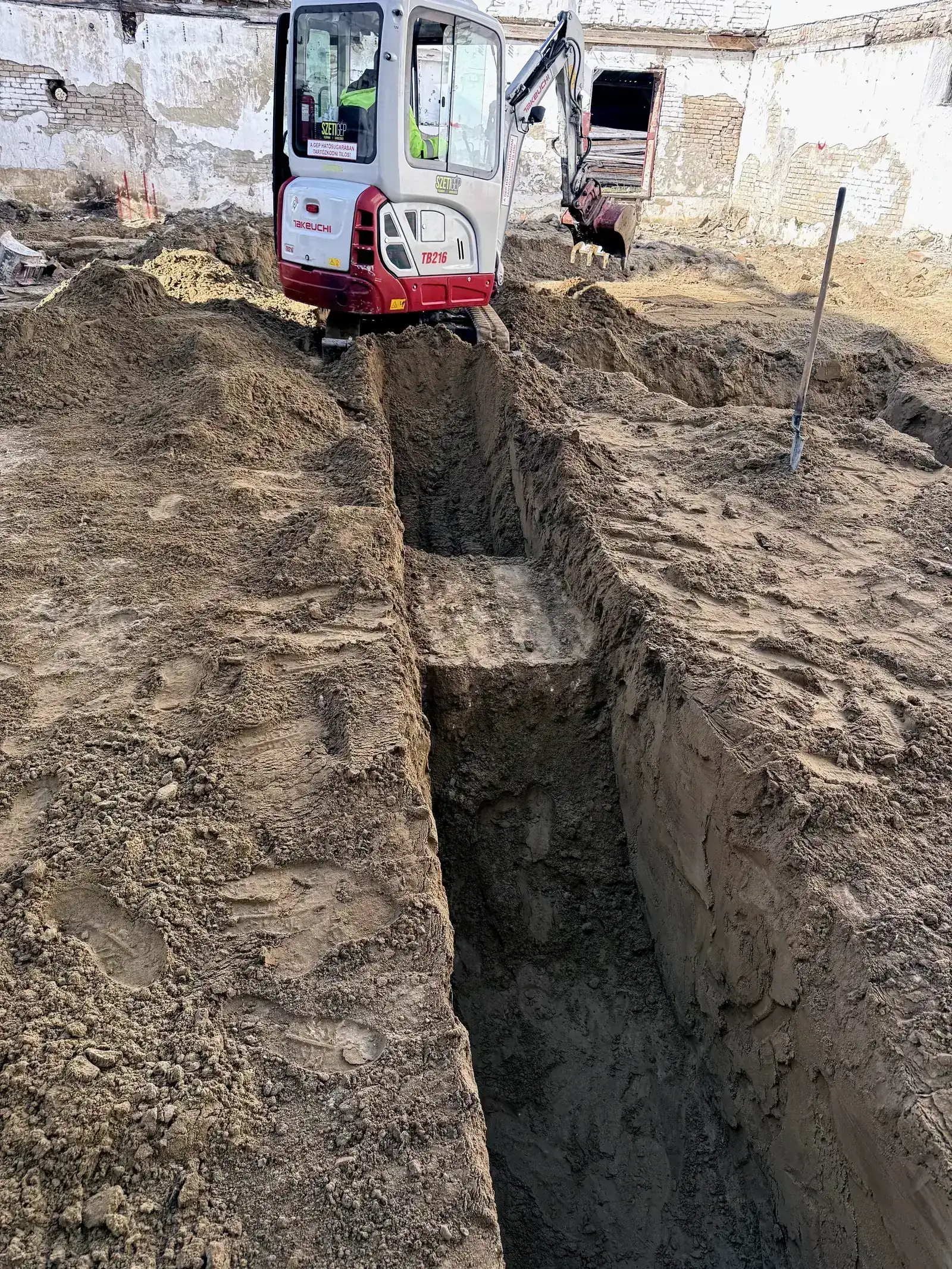 Alapásás és árokásás